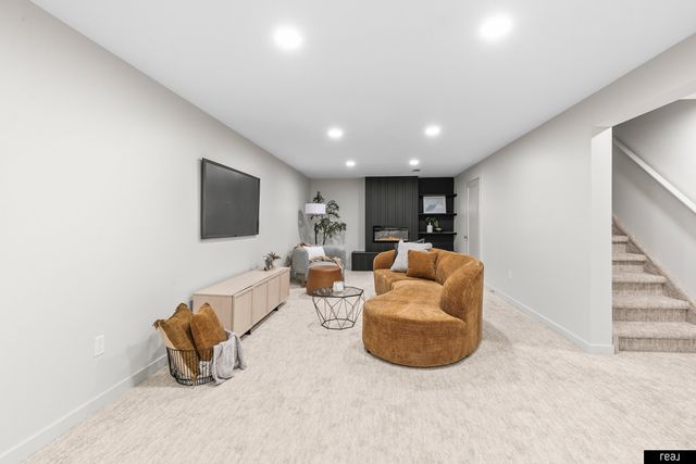 11918 Leavenworth Road, Omaha, NE 68154