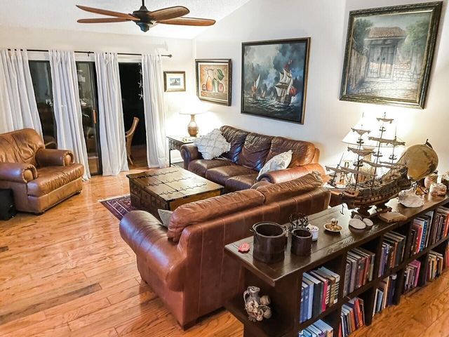 25 Lexington Lane W E, Palm Beach Gardens, FL 33418