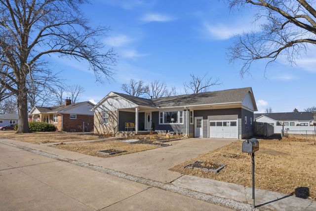 216 Central Drive, Eldridge, IA 52748