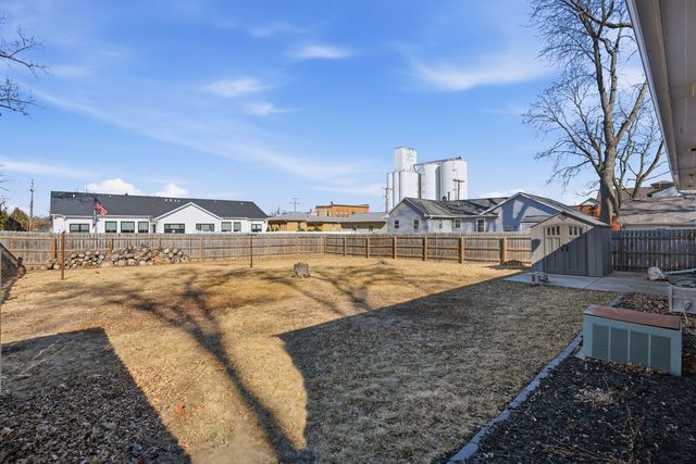 216 Central Drive, Eldridge, IA 52748