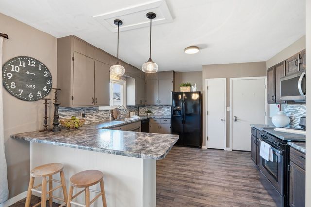 216 Central Drive, Eldridge, IA 52748