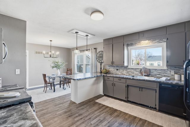 216 Central Drive, Eldridge, IA 52748