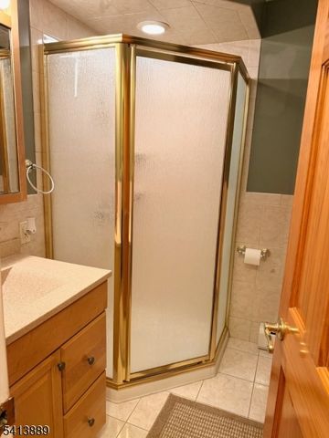 51 Romain Ave, Pompton Lakes Boro, NJ 07442