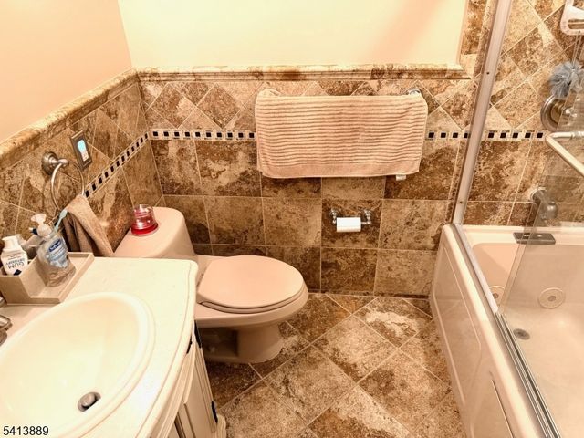 51 Romain Ave, Pompton Lakes Boro, NJ 07442