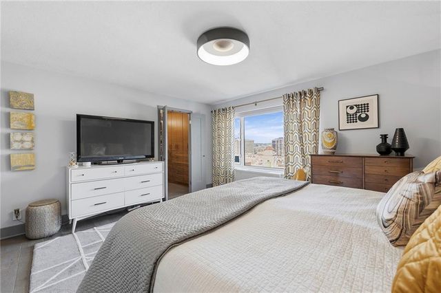 221 W 48th Street 1402, Kansas City, MO 64112