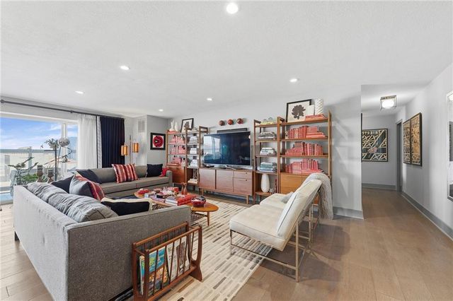 221 W 48th Street 1402, Kansas City, MO 64112