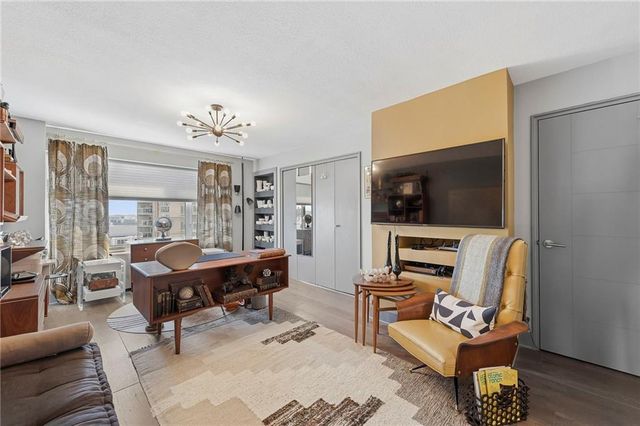 221 W 48th Street 1402, Kansas City, MO 64112