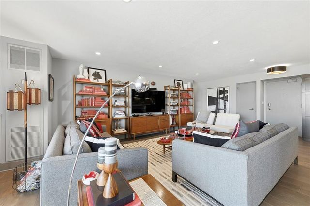 221 W 48th Street 1402, Kansas City, MO 64112