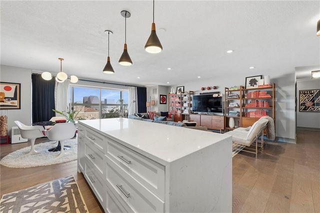 221 W 48th Street 1402, Kansas City, MO 64112