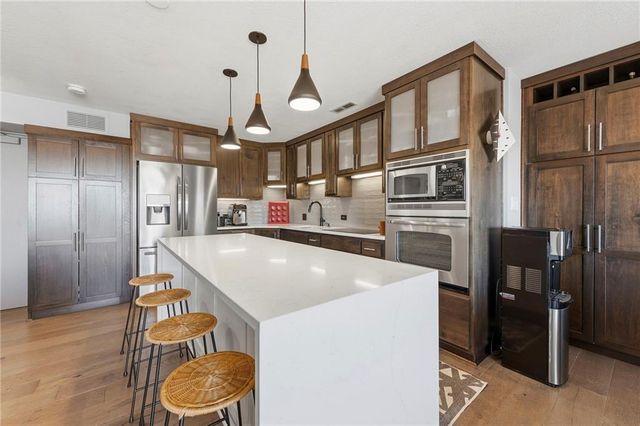 221 W 48th Street 1402, Kansas City, MO 64112