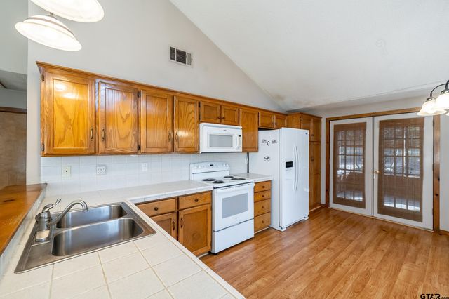 945 Valleywood Trail, Holly Lake Ranch, TX 75765