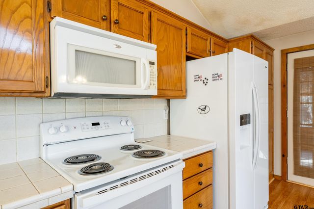 945 Valleywood Trail, Holly Lake Ranch, TX 75765