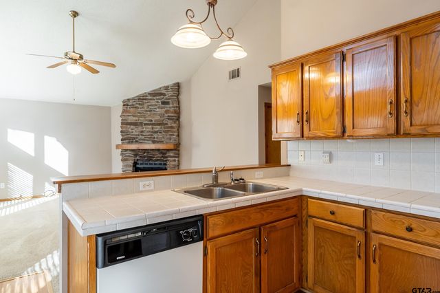 945 Valleywood Trail, Holly Lake Ranch, TX 75765