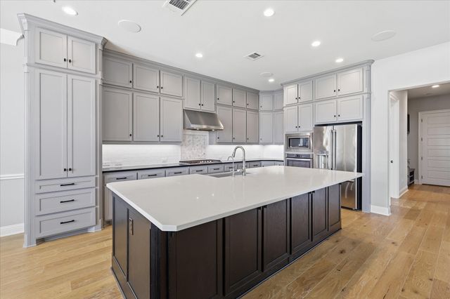 1713 Roundtree Circle E, Fort Worth, TX 76008