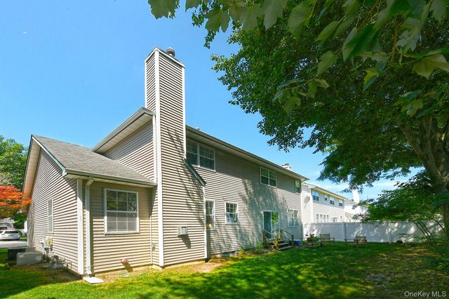 196 Cranberry Court, Melville, NY 11747