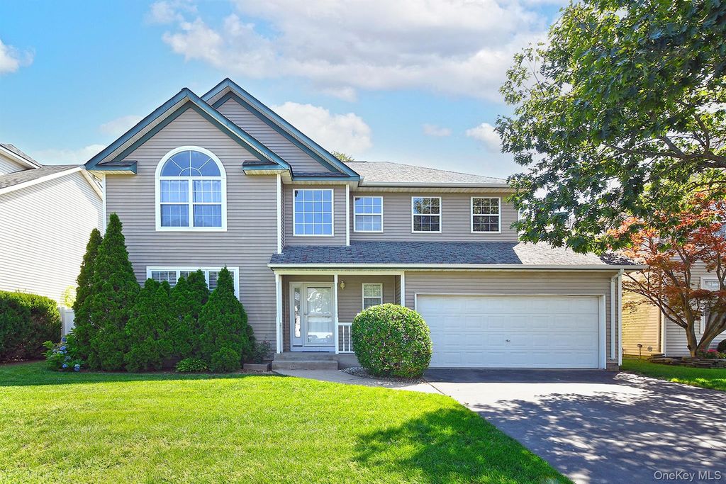 196 Cranberry Court, Melville, NY 11747