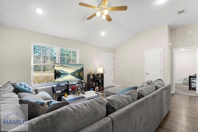 368 Whispering Pines Road, Jesup, GA 31545