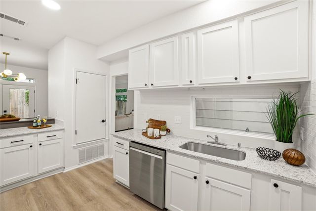 8320 Greenslope DR B, Austin, TX 78759