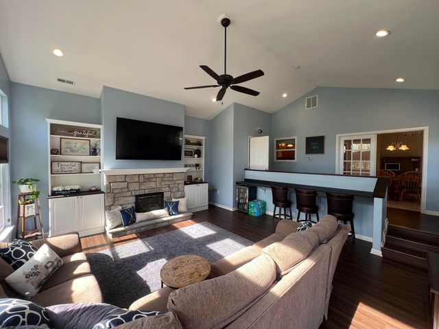 1044 Metz Court, Hobart, IN 46342
