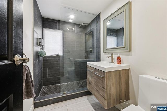 28 South Drive, Rochelle Park, NJ 07662