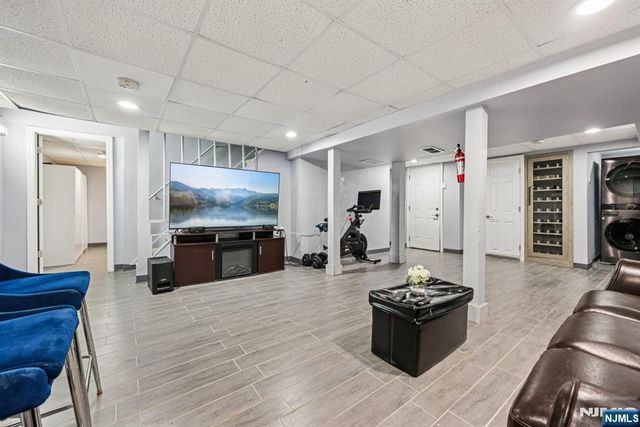 28 South Drive, Rochelle Park, NJ 07662