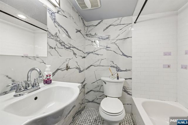 28 South Drive, Rochelle Park, NJ 07662