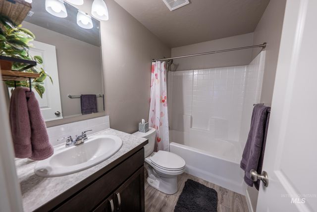 1398 W Woodpine St, Meridian, ID 83646