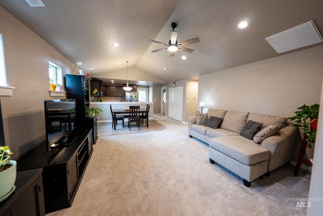 1398 W Woodpine St, Meridian, ID 83646