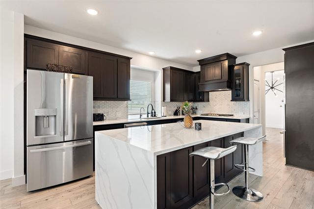 704 S HIDDEN LAKES Drive, Desoto, TX 75115