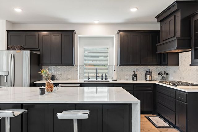 704 S HIDDEN LAKES Drive, Desoto, TX 75115