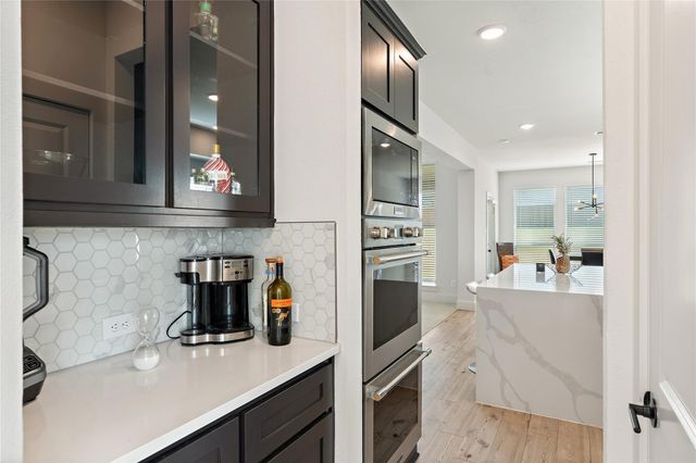 704 S HIDDEN LAKES Drive, Desoto, TX 75115