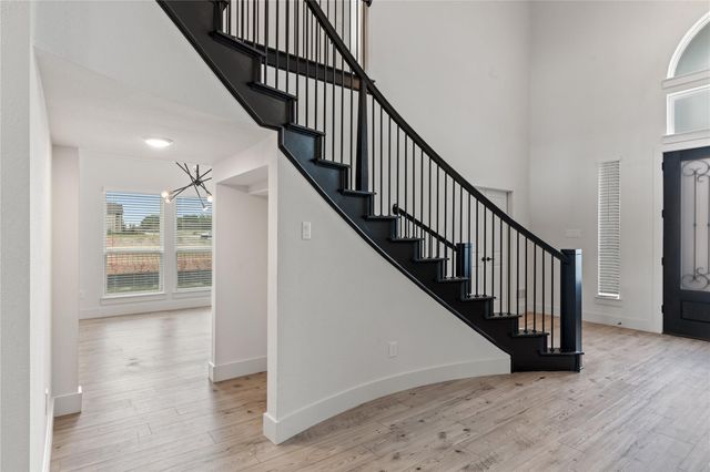 704 S HIDDEN LAKES Drive, Desoto, TX 75115