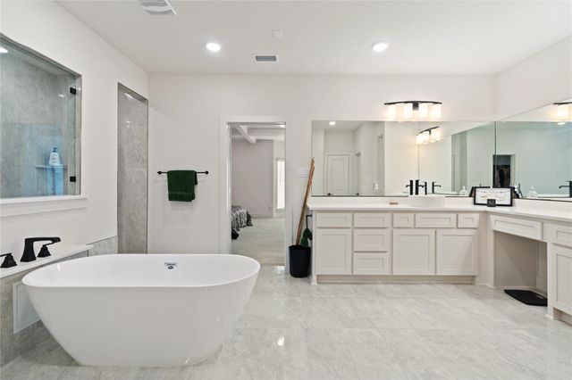 704 S HIDDEN LAKES Drive, Desoto, TX 75115