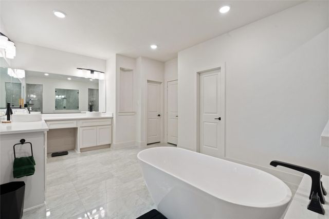 704 S HIDDEN LAKES Drive, Desoto, TX 75115