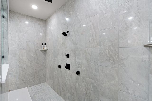 704 S HIDDEN LAKES Drive, Desoto, TX 75115