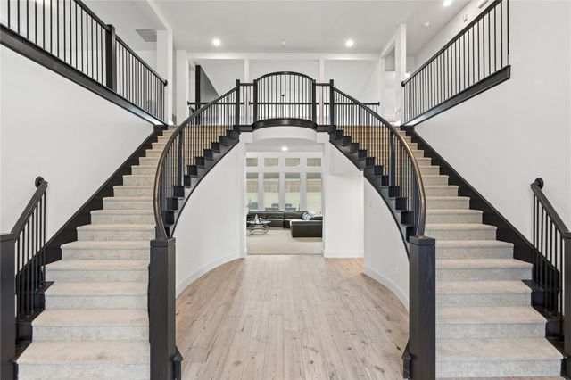 704 S HIDDEN LAKES Drive, Desoto, TX 75115