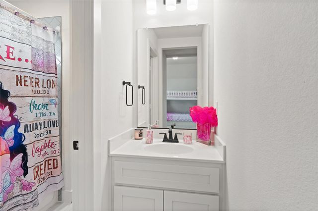 704 S HIDDEN LAKES Drive, Desoto, TX 75115