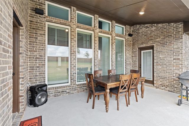 704 S HIDDEN LAKES Drive, Desoto, TX 75115