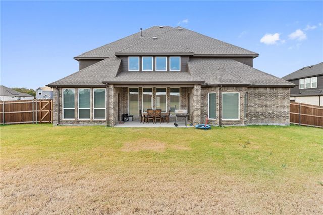 704 S HIDDEN LAKES Drive, Desoto, TX 75115