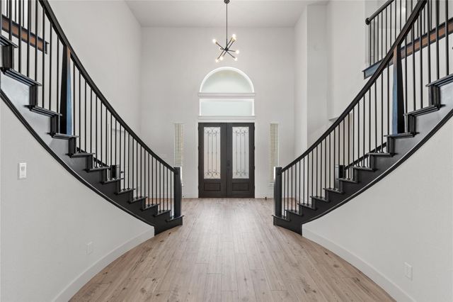 704 S HIDDEN LAKES Drive, Desoto, TX 75115