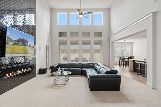 704 S HIDDEN LAKES Drive, Desoto, TX 75115