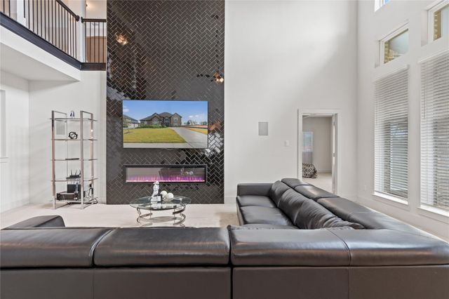 704 S HIDDEN LAKES Drive, Desoto, TX 75115