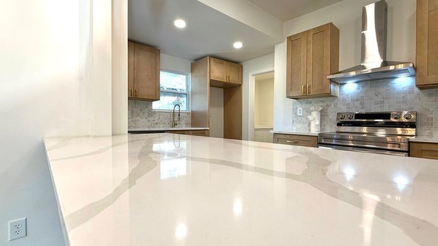 2239 E 8th Street, Tulsa, OK 74104