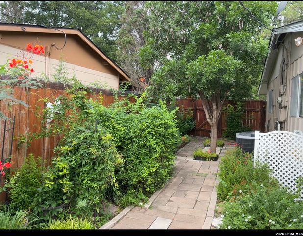 8306 Staton Dr, San Antonio, TX 78224