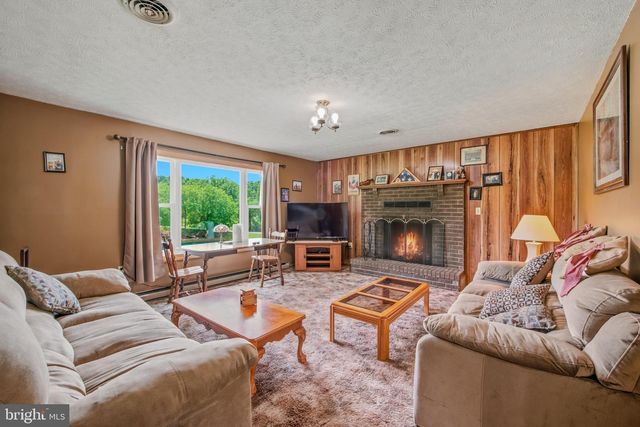 12822 WINCHESTER GRADE RD, Berkeley Springs, WV 25411