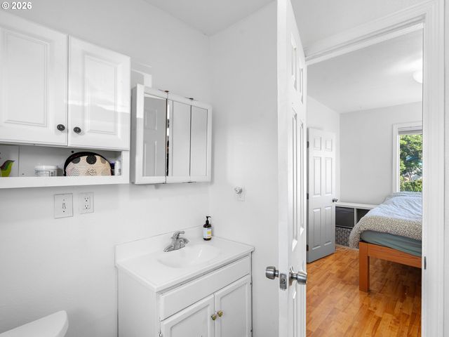 8130 Se YAMHILL St, Portland, OR 97215