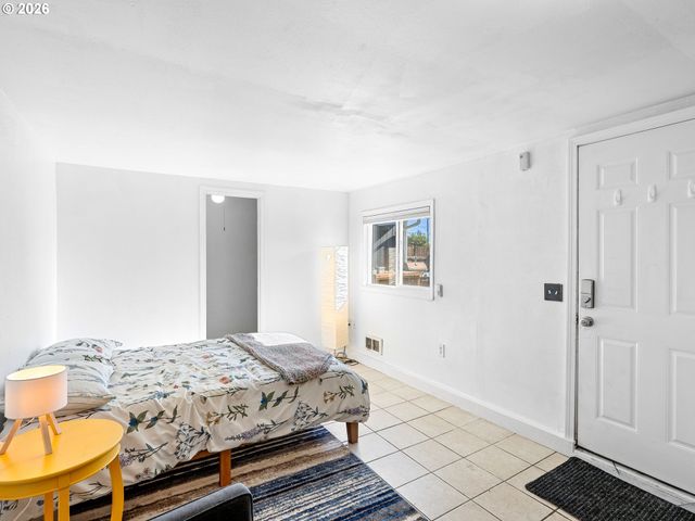 8130 Se YAMHILL St, Portland, OR 97215