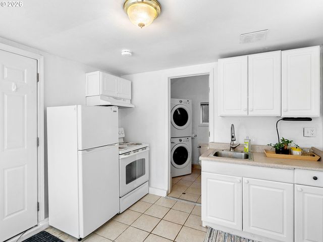 8130 Se YAMHILL St, Portland, OR 97215