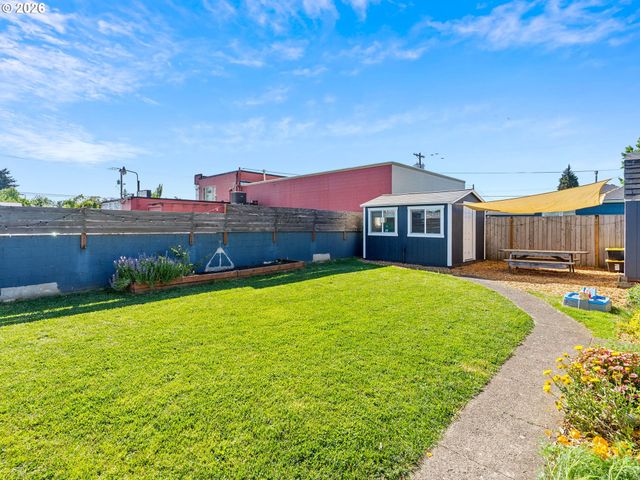 8130 Se YAMHILL St, Portland, OR 97215