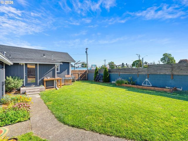 8130 Se YAMHILL St, Portland, OR 97215